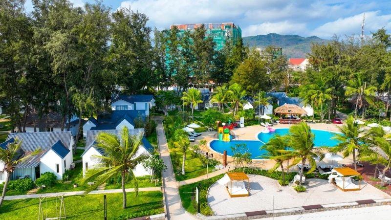 Ngắm nhìn không gian nghỉ dưỡng sang trọng kết hợp với cảnh biển tuyệt đẹp tại khu du lịch Hồ Tràm